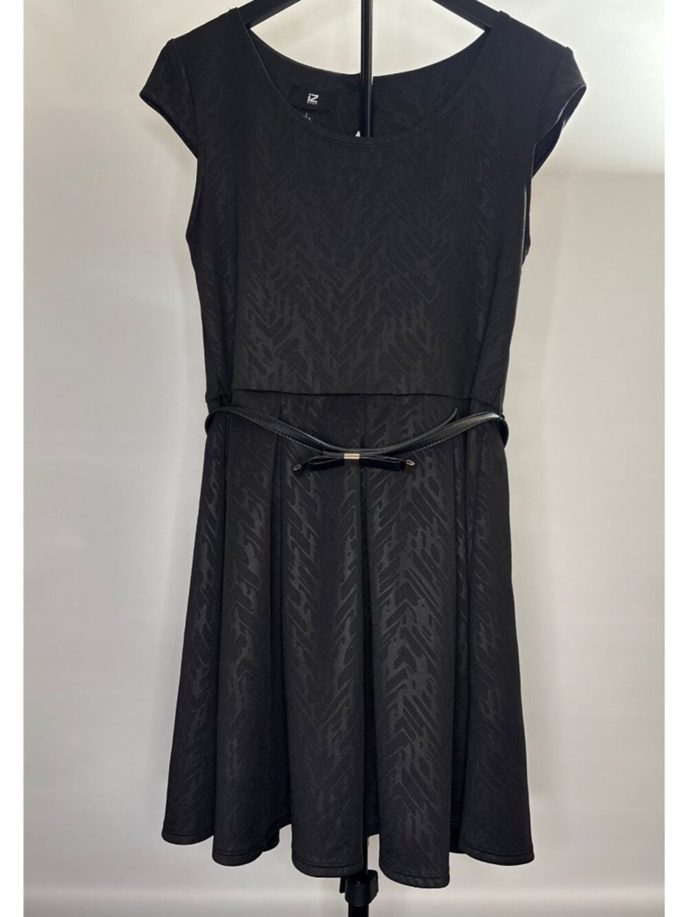 IZ BYER WOMEN'S SKATER BLACK KEYHOLE BACK SCUBA KNIT SHORT SLEEVE DRESS SIZE L